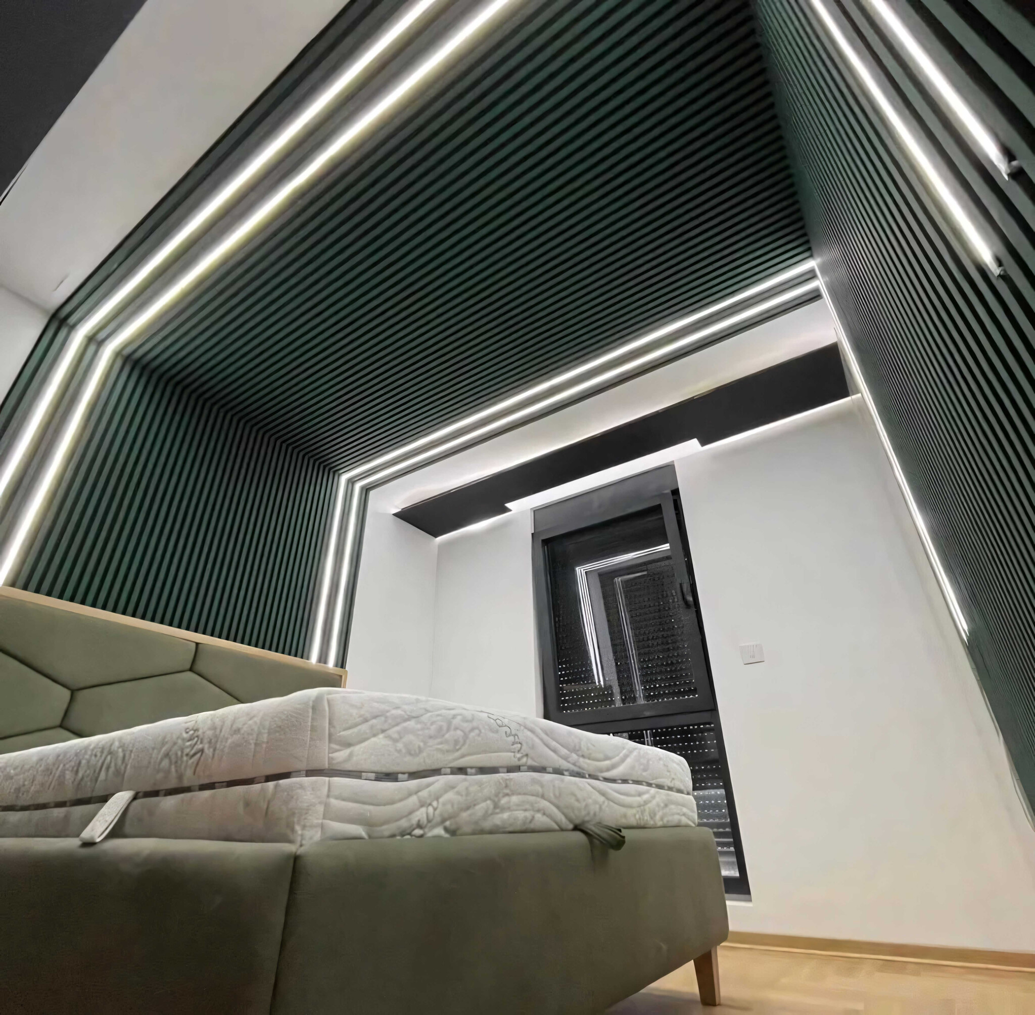 LED strips tussen houten latten plaatsen