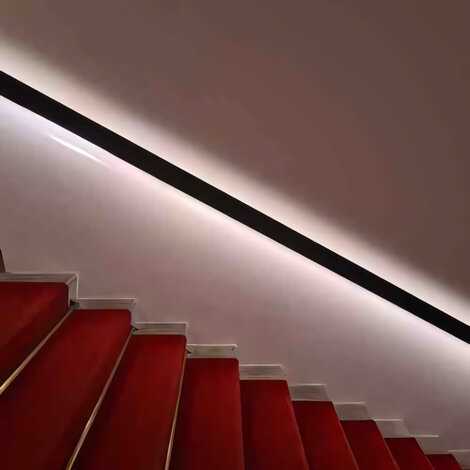 Neon flex LED strips voor langs de zijkant van trappen