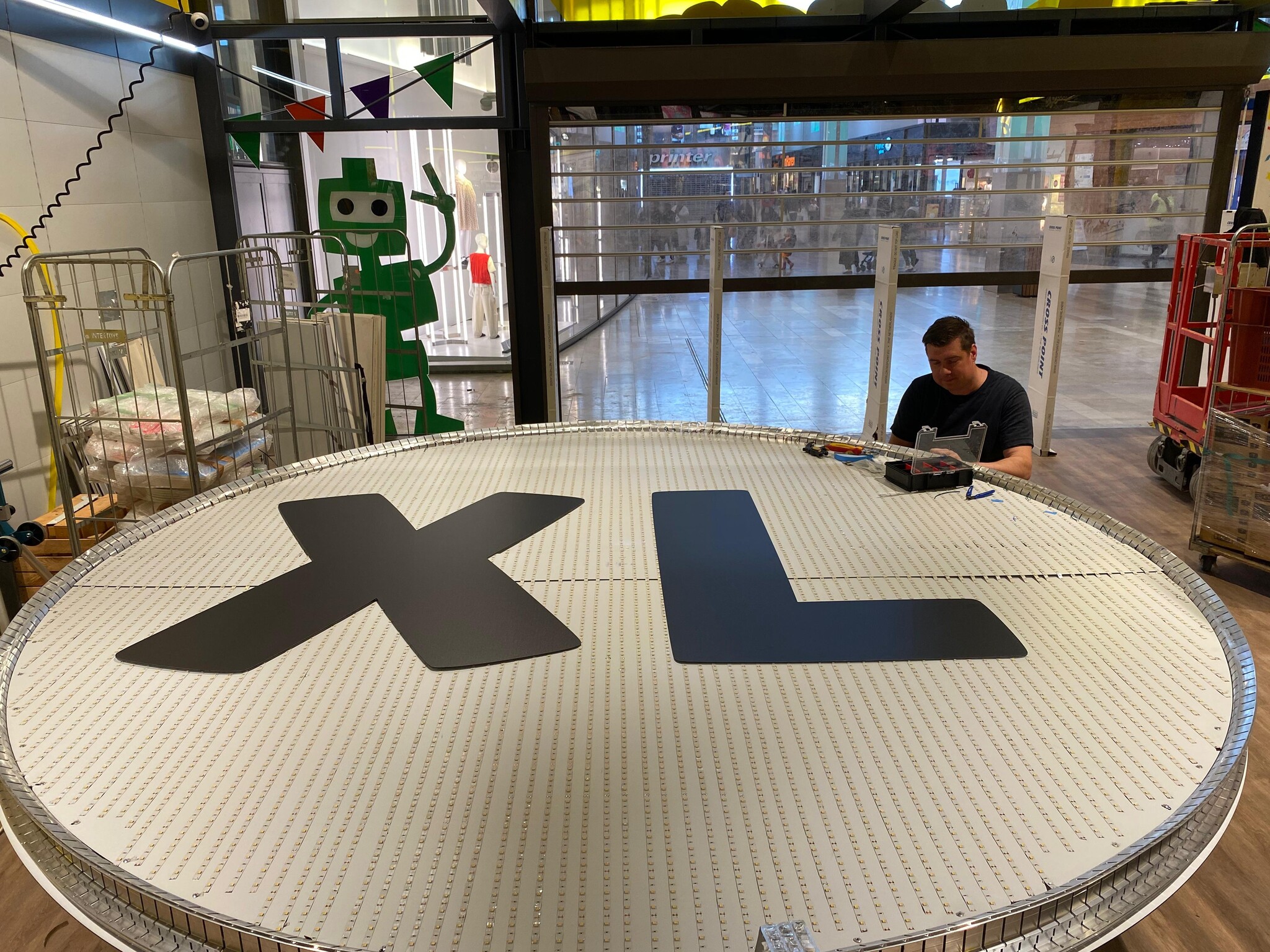 Logo Intertoys verlichting in winkelomgeving