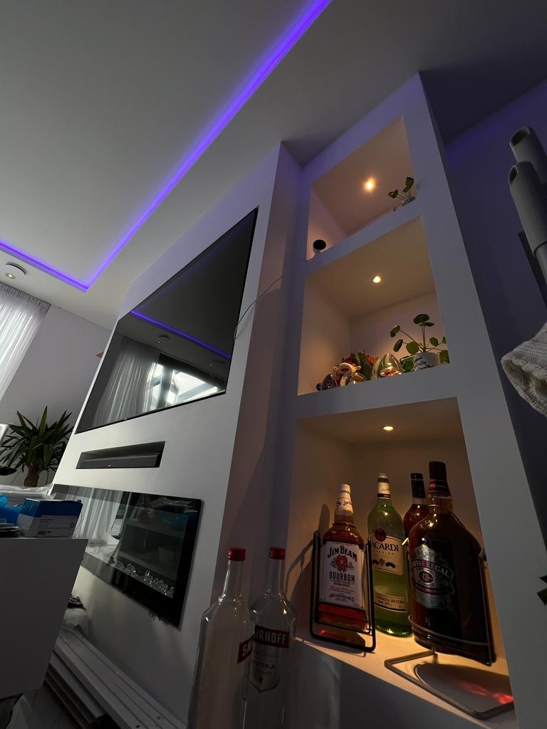 Close-up van RGBCCT LED strips in LED profiel