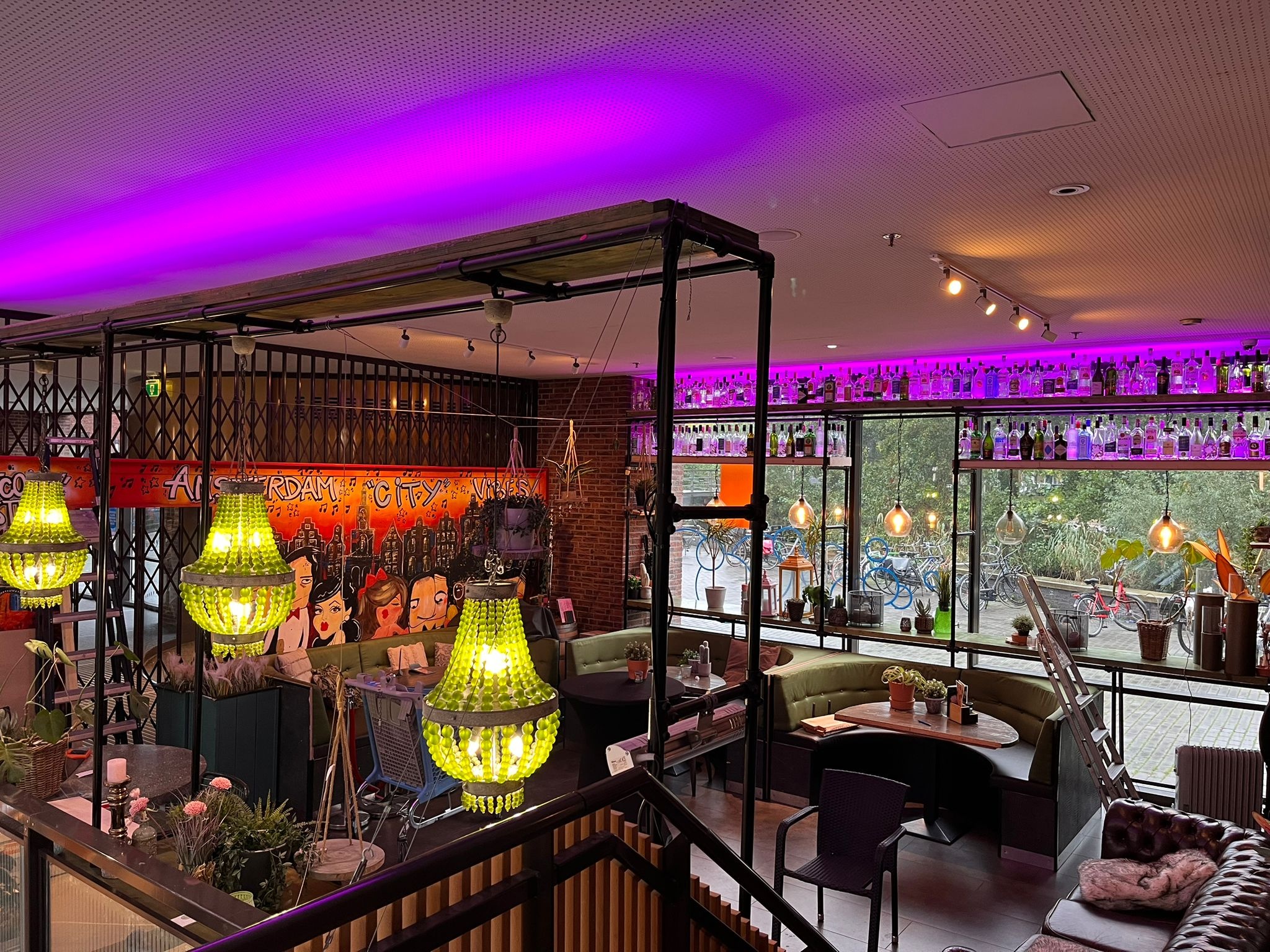 Gekleurde LED strips in restaurant
