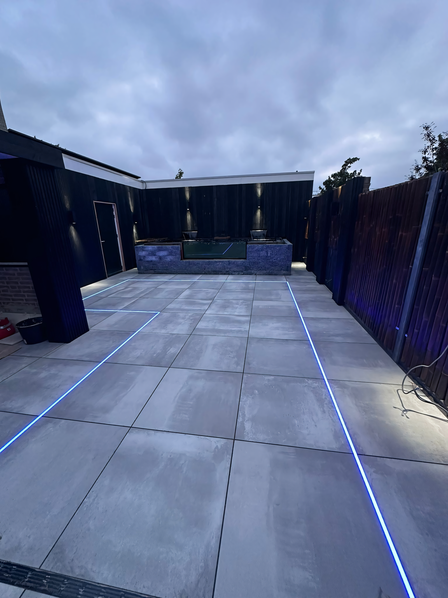 LED strips als buitenverlichting tussen de tegels