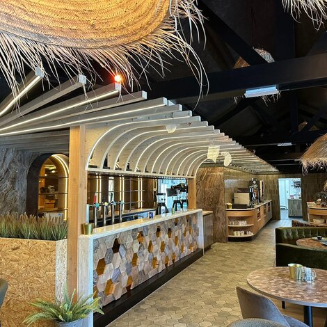 LED strips in restaurant voor plafond en wanden in samenwerking met installatiepartner