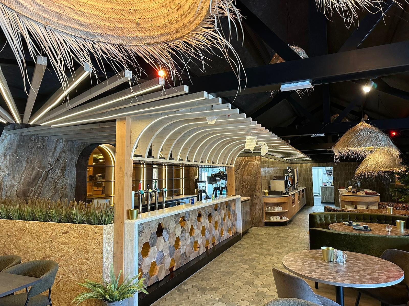 LED strips in restaurant voor plafond en wanden in samenwerking met installatiepartner