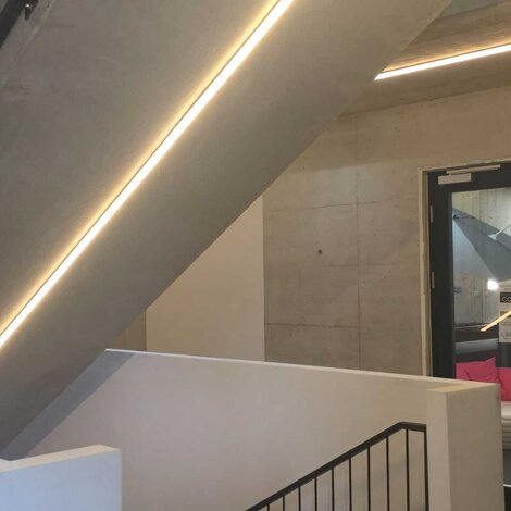 LED verlichting LED strips en LED profielen aan plafond in trappenhuis bedrijfsgebouw