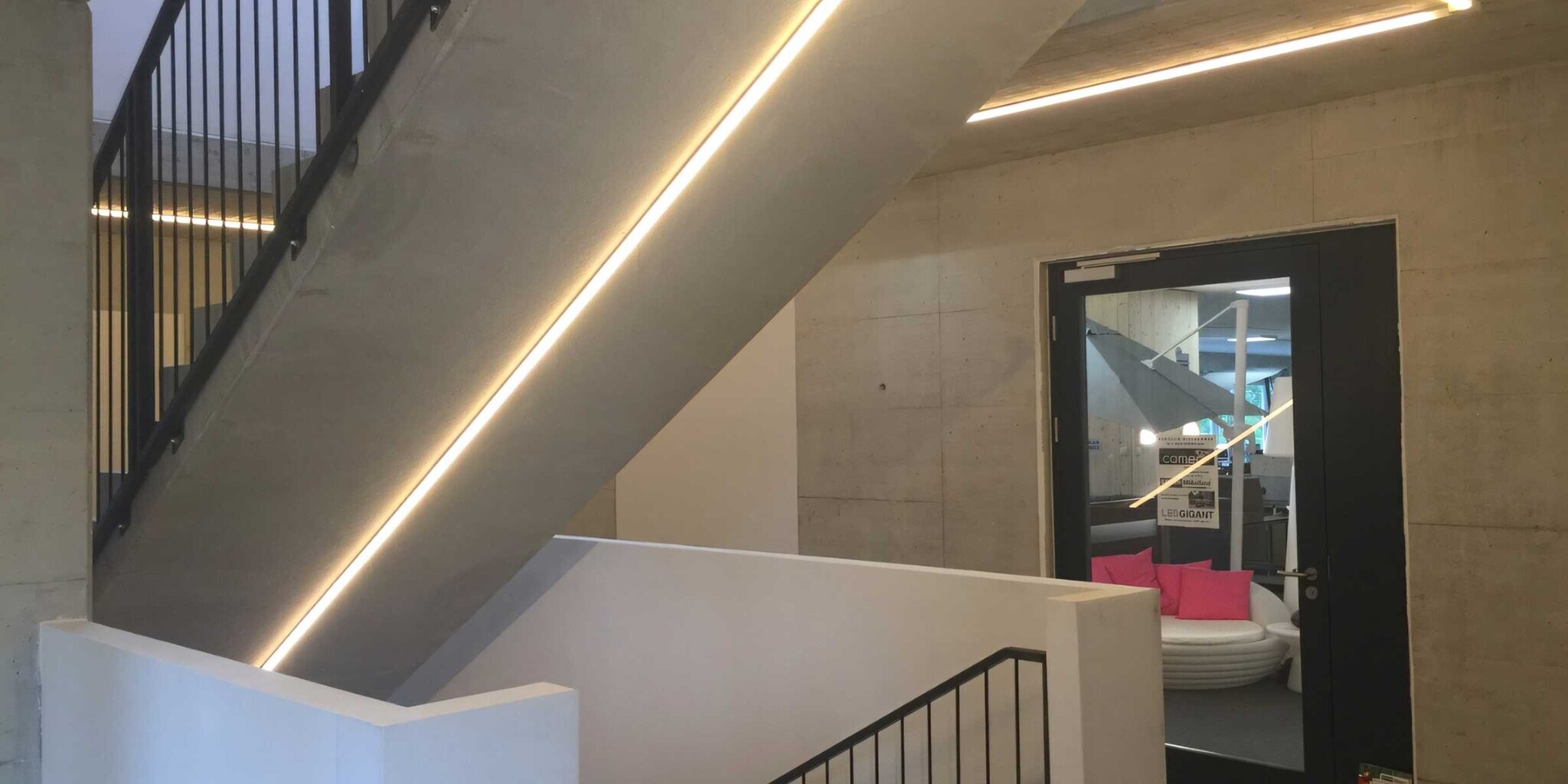 LED verlichting LED strips en LED profielen aan plafond in trappenhuis bedrijfsgebouw