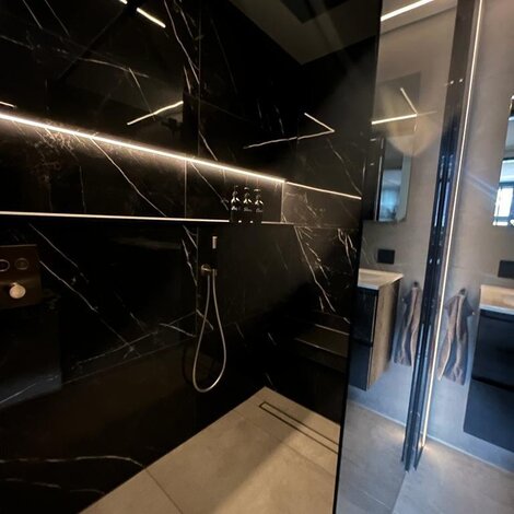 Badkamer compleet voorzien van lichtlijnen en LED verlichting te Amsterdam