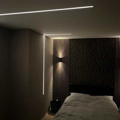 Slaapkamer compleet voorzien van lichtlijnen en LED verlichting te Amsterdam