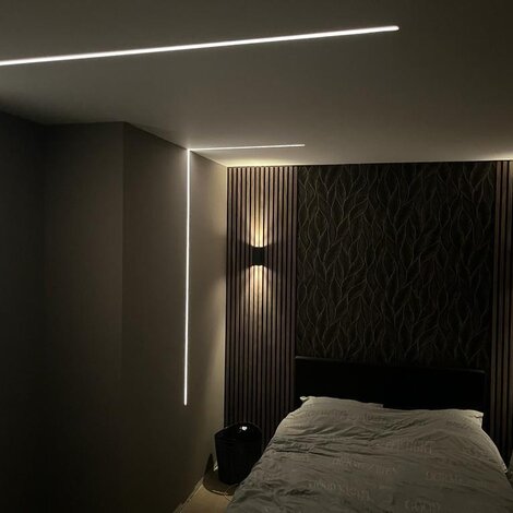 Slaapkamer compleet voorzien van lichtlijnen en LED verlichting te Amsterdam