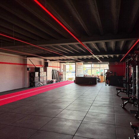 Complete LED oplossing voor plafond lichtlijnen geleverd bij PUSH training studio's Nieuwegein