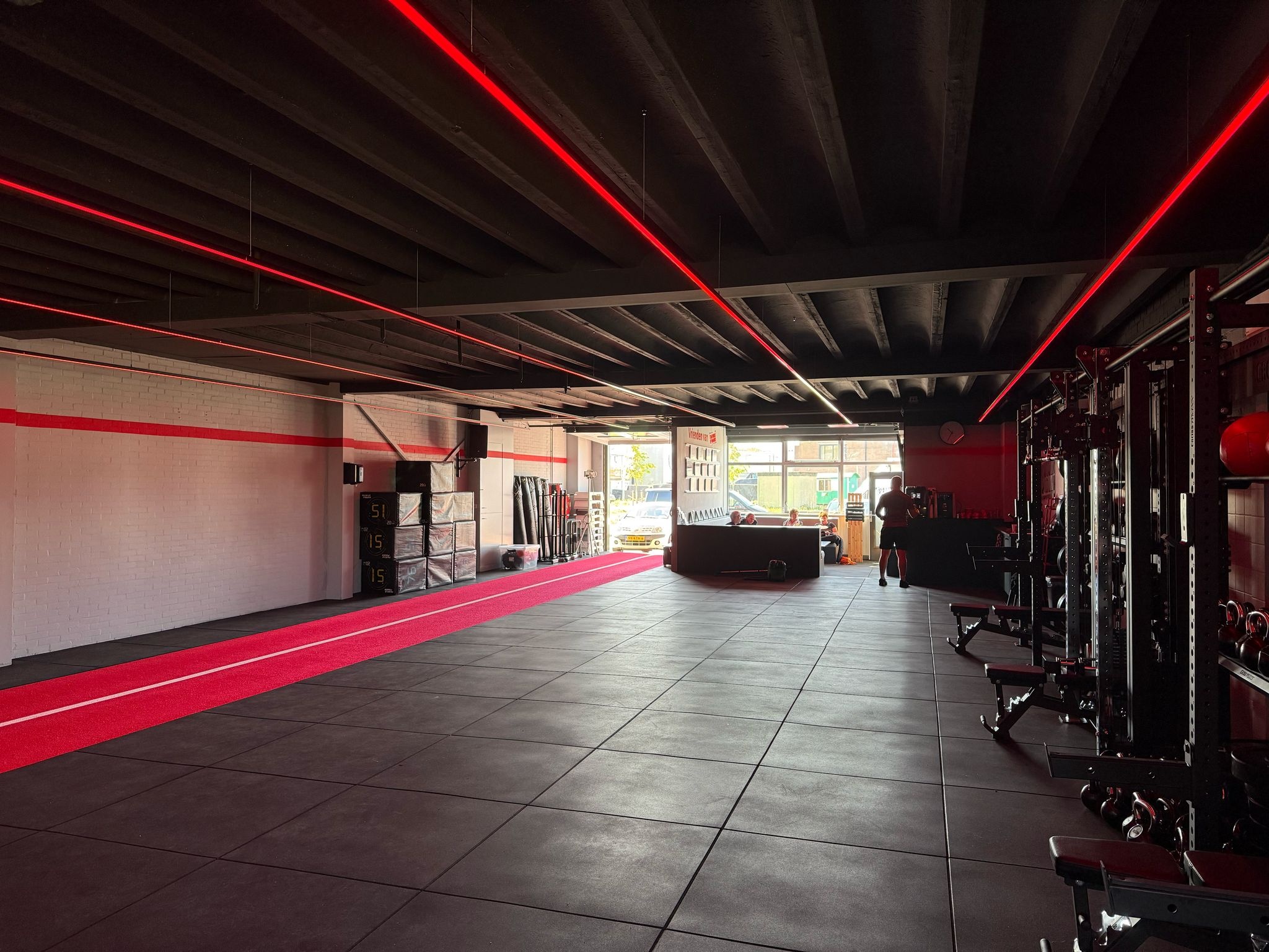 Complete LED oplossing voor plafond lichtlijnen geleverd bij PUSH training studio's Nieuwegein