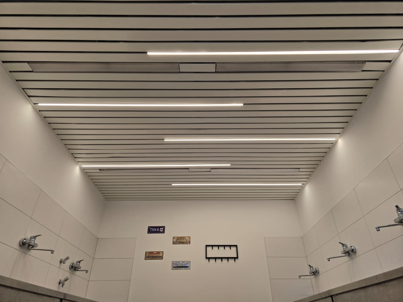 Op maat gemaakte LED profielen en LED strips in plafond