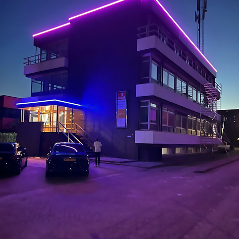 Gevelverlichting met aluminium LED-profielen en RGBWW strips – Mediasign