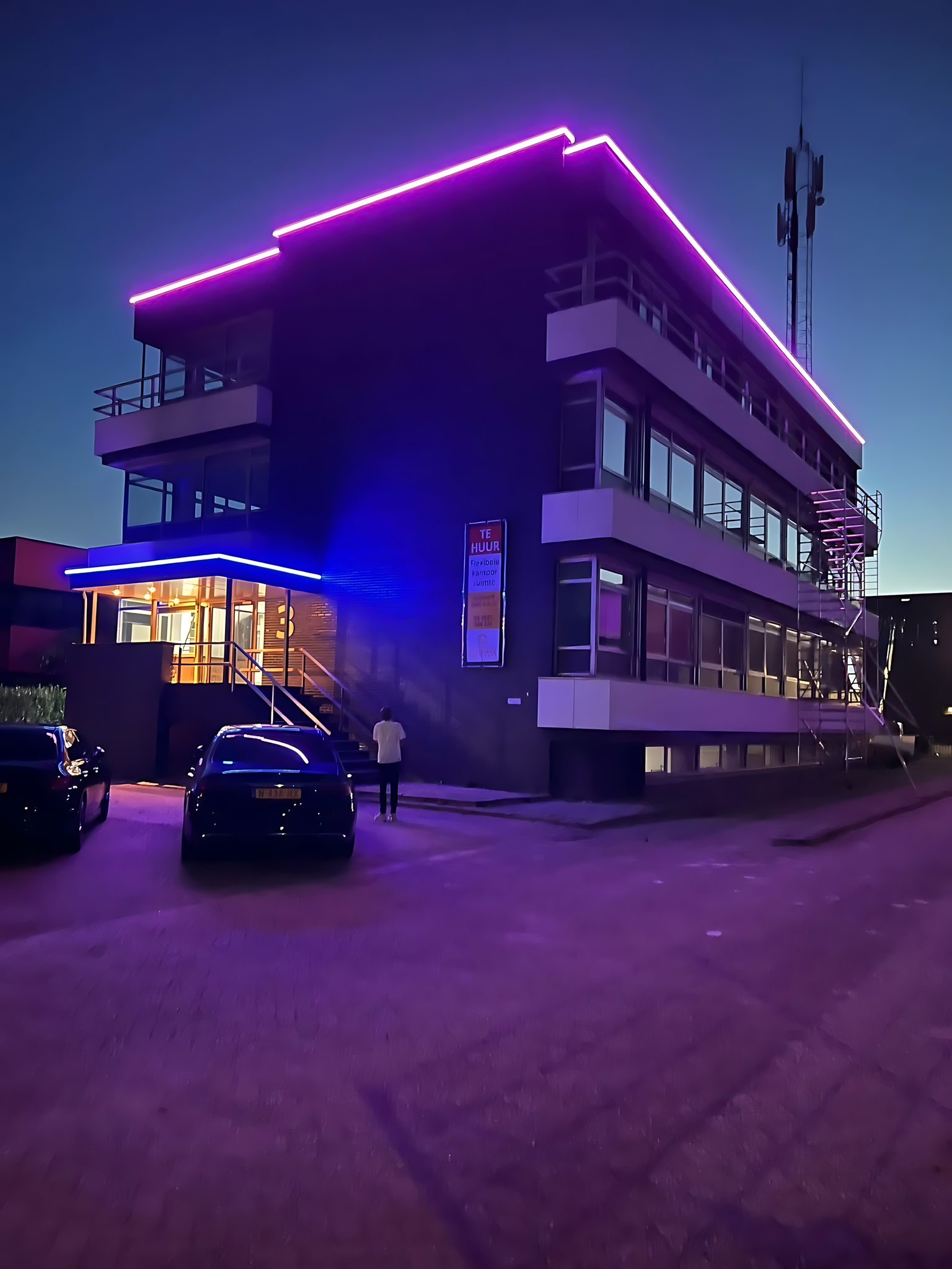 Gevelverlichting met aluminium LED-profielen en RGBWW strips – Mediasign