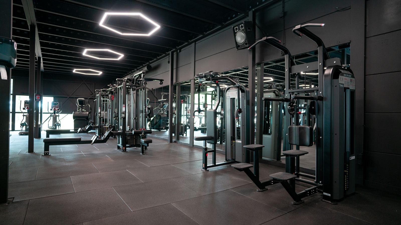 Sportschool Star City Lelystad met sfeervolle LED-accenten en een hoogwaardige afwerking