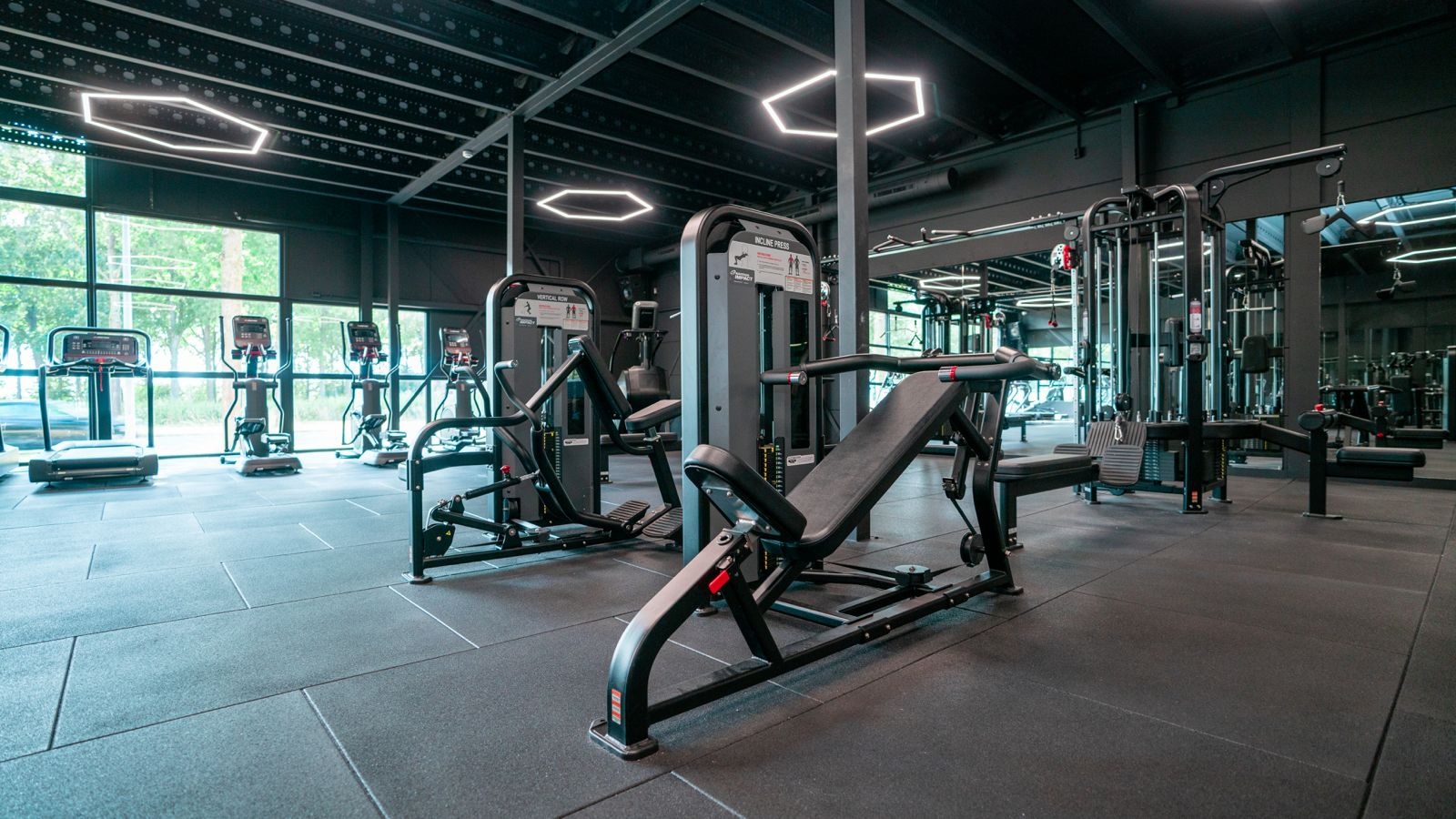 Detailbeeld van Sportschool Star City Lelystad met moderne lichtintegratie