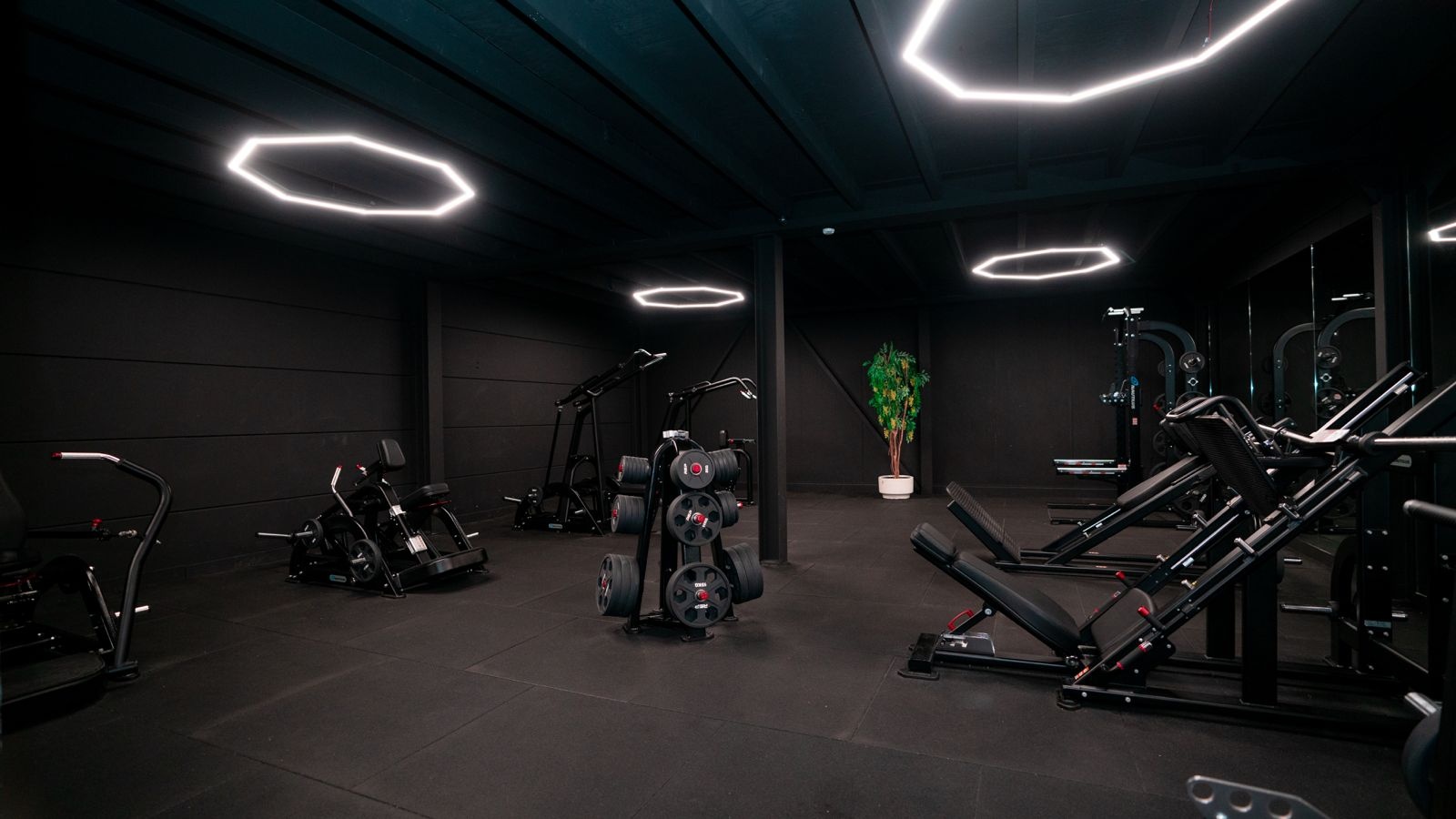 Sportschool Star City Lelystad met professionele LED-verlichting en strakke lichtlijnen