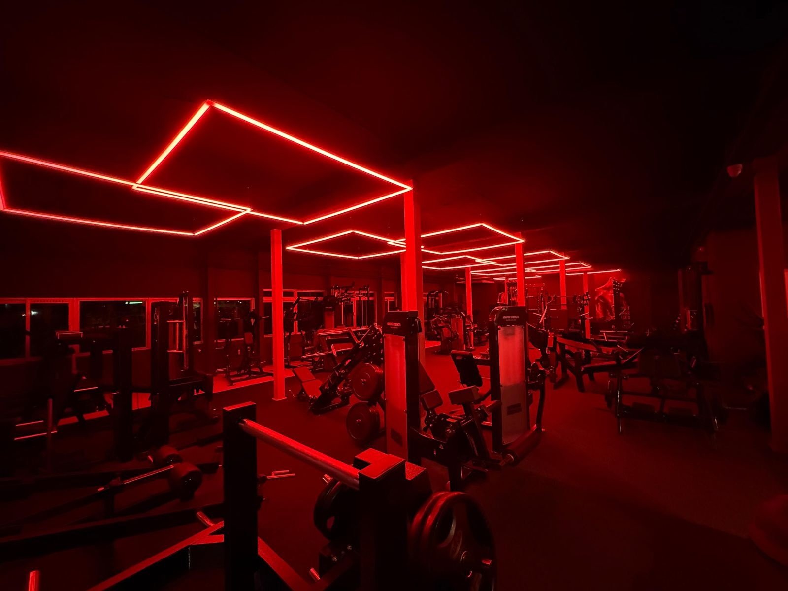 Power Up Gym Sportschool Assen met sfeervolle LED-accenten en een hoogwaardige afwerking