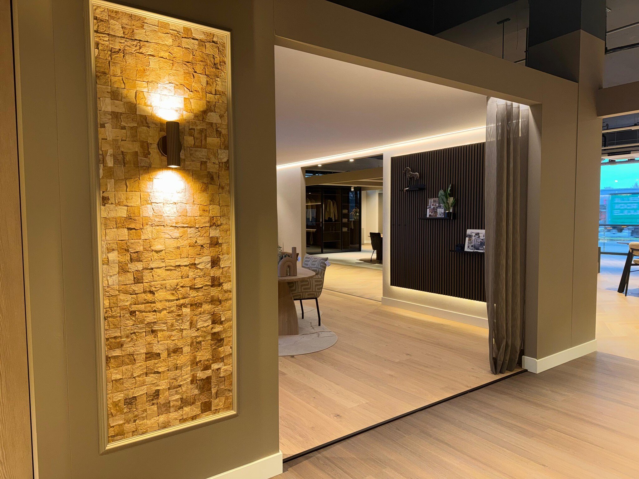 Woninginrichting aan huis Zaanstad met professionele LED-verlichting en strakke lichtlijnen