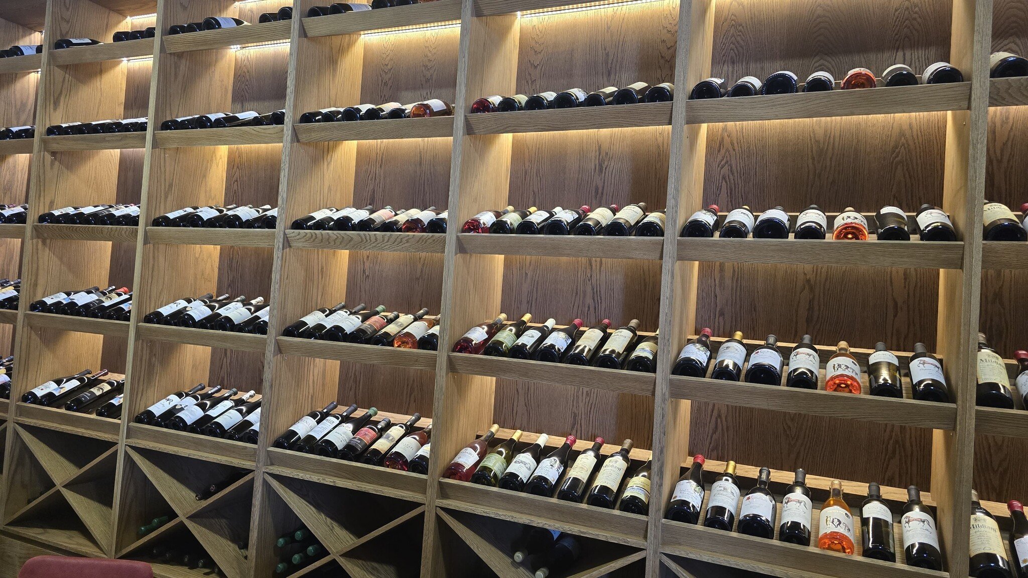 Wijnkasten hotel Limburg met professionele LED-verlichting en strakke lichtlijnen