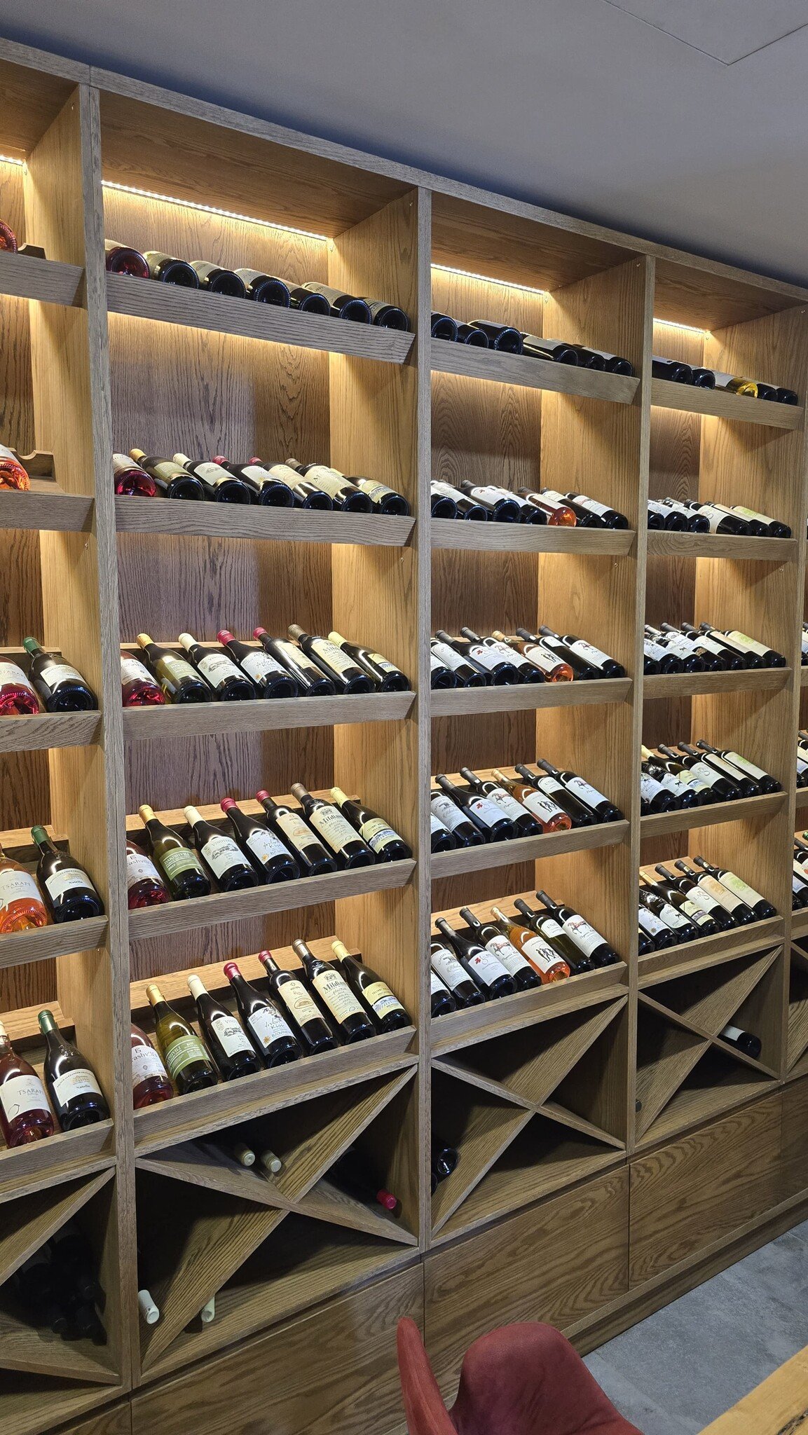 Wijnkasten hotel Limburg met sfeervolle LED-accenten en een hoogwaardige afwerking