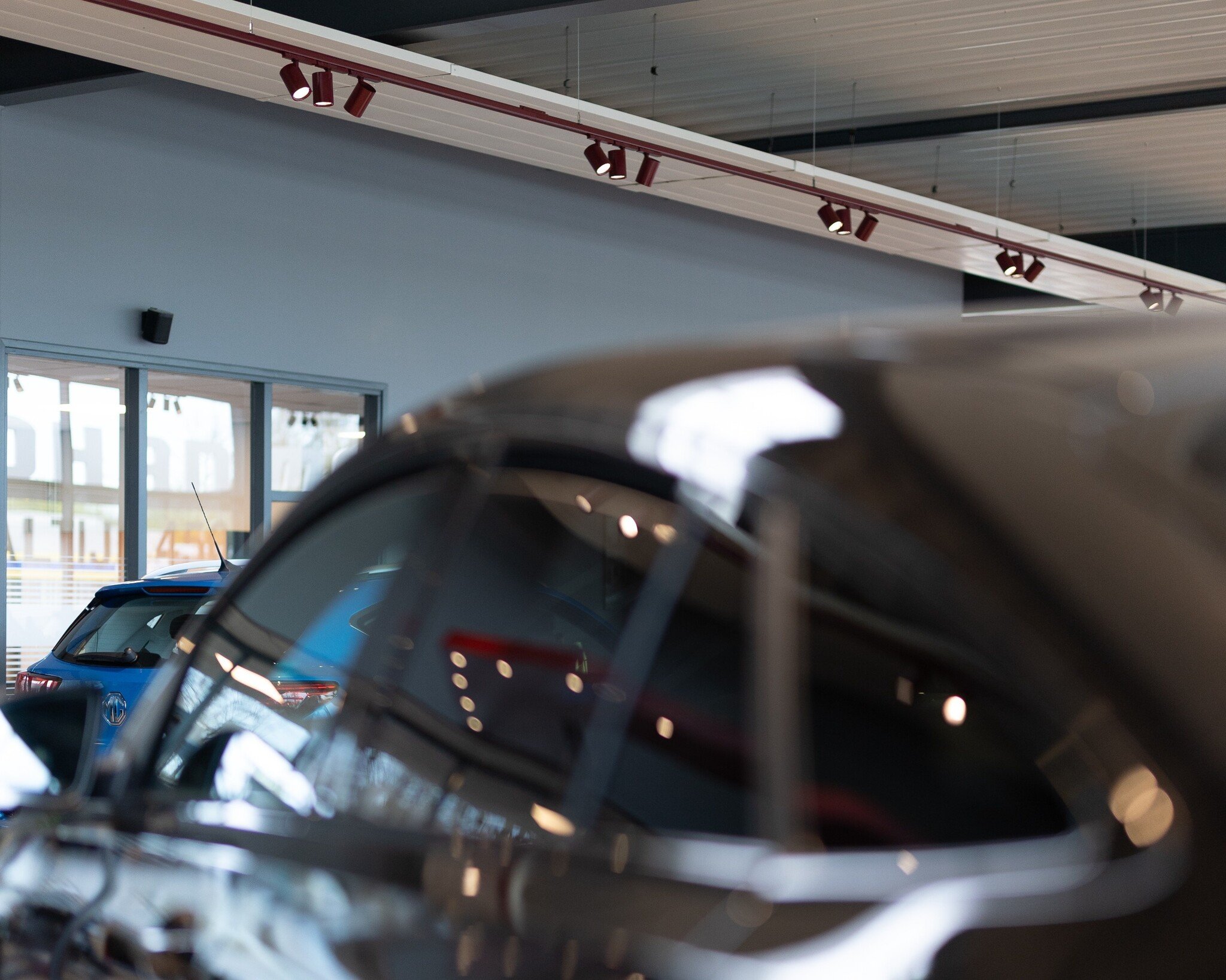 Autoshowroom Johan Meure Purmerend met professionele LED-verlichting en strakke lichtlijnen