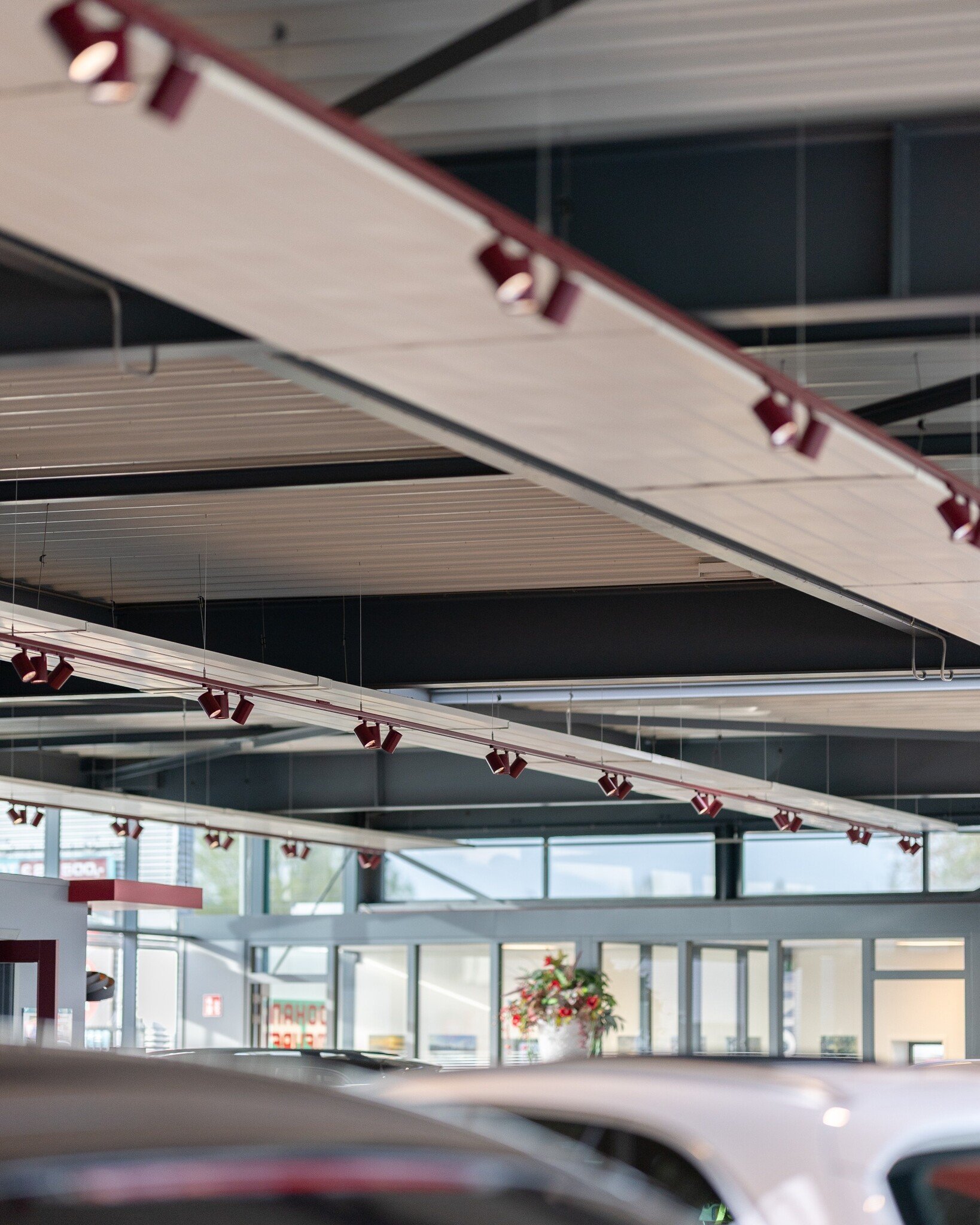 Autoshowroom Johan Meure Purmerend met sfeervolle LED-accenten en een hoogwaardige afwerking