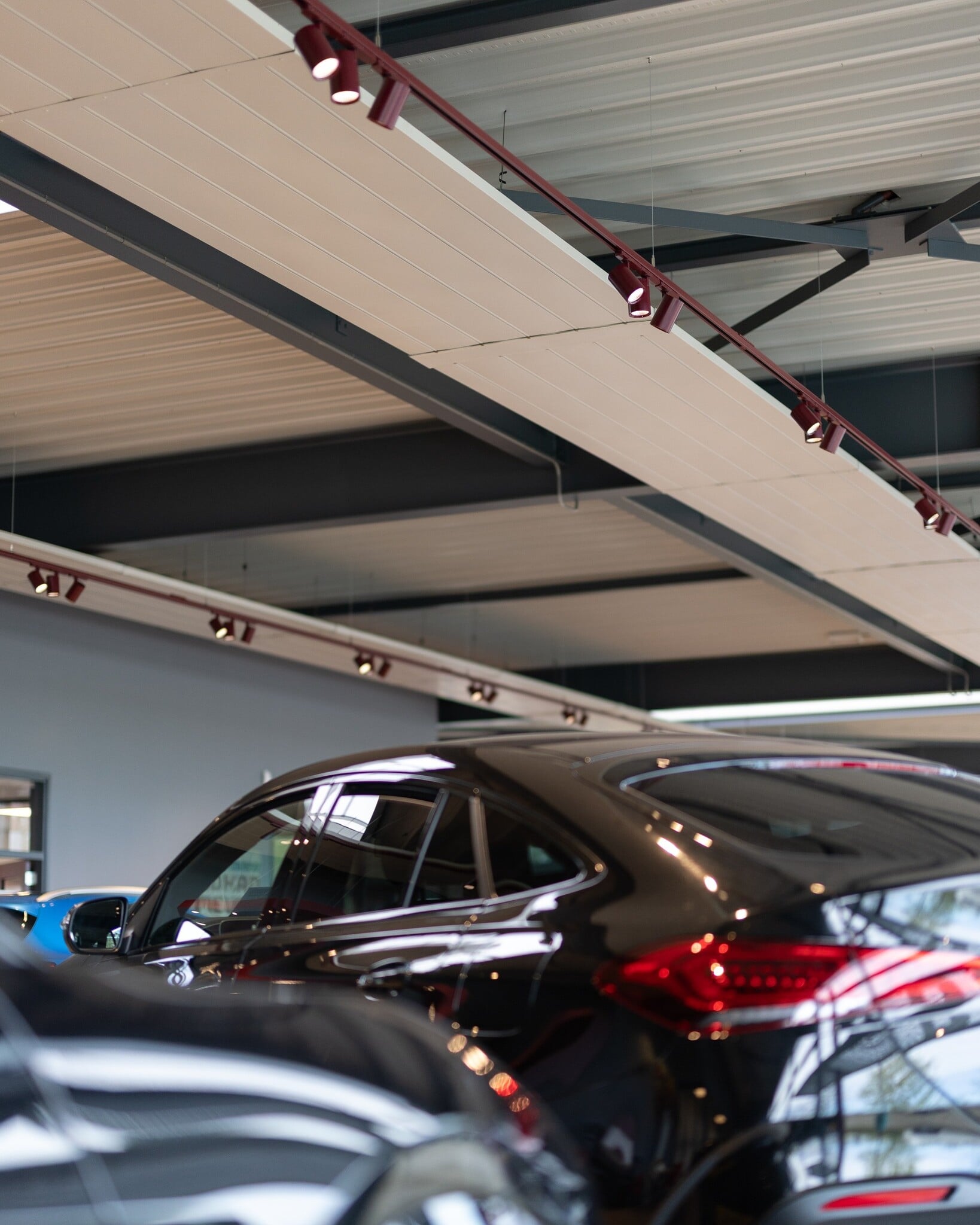 Detailbeeld van Autoshowroom Johan Meure Purmerend met moderne lichtintegratie