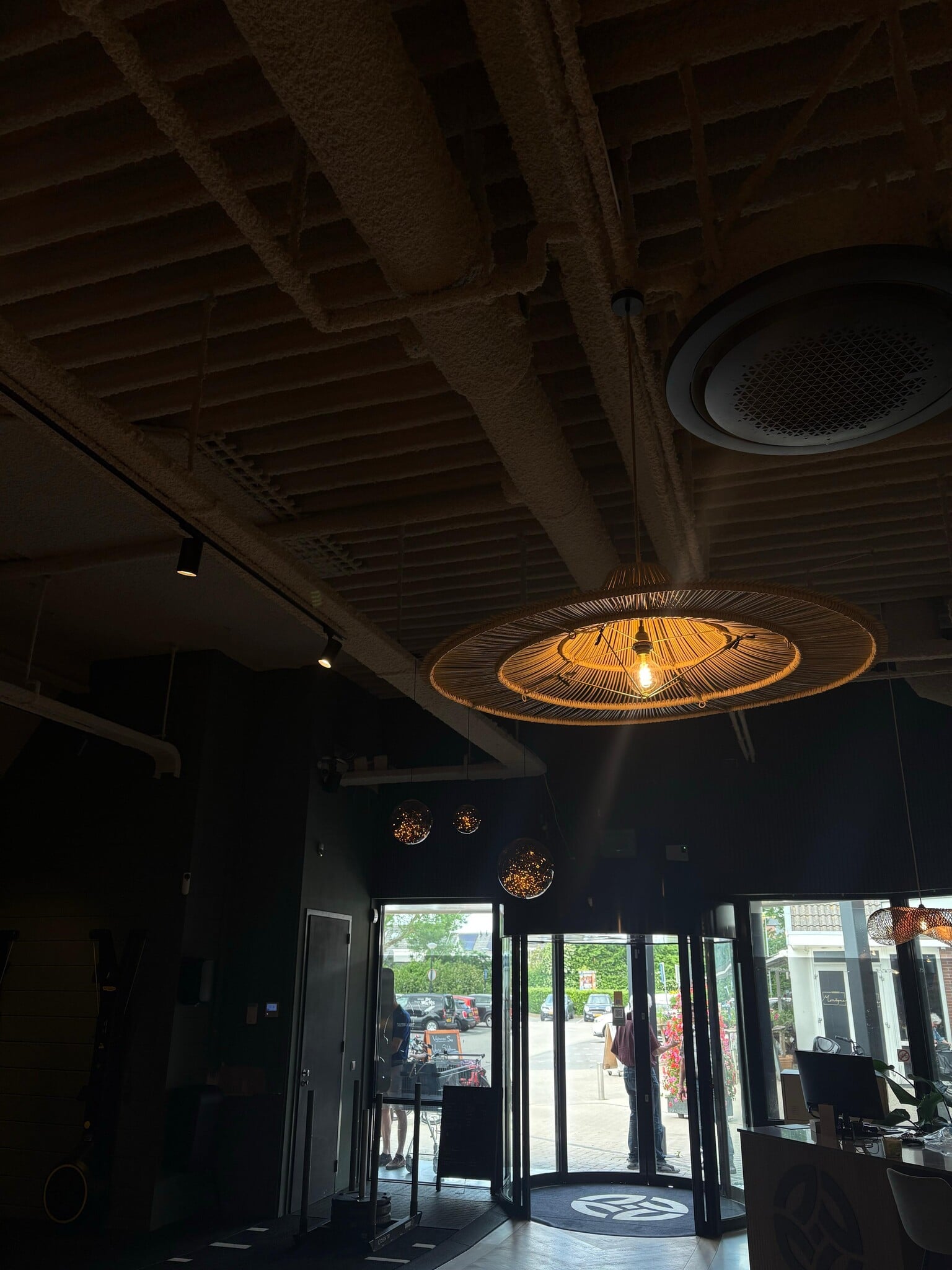 Moderne entree met LED-verlichting en natuurlijke hanglamp. in Sport Natural Amsterdam LED Upgrade