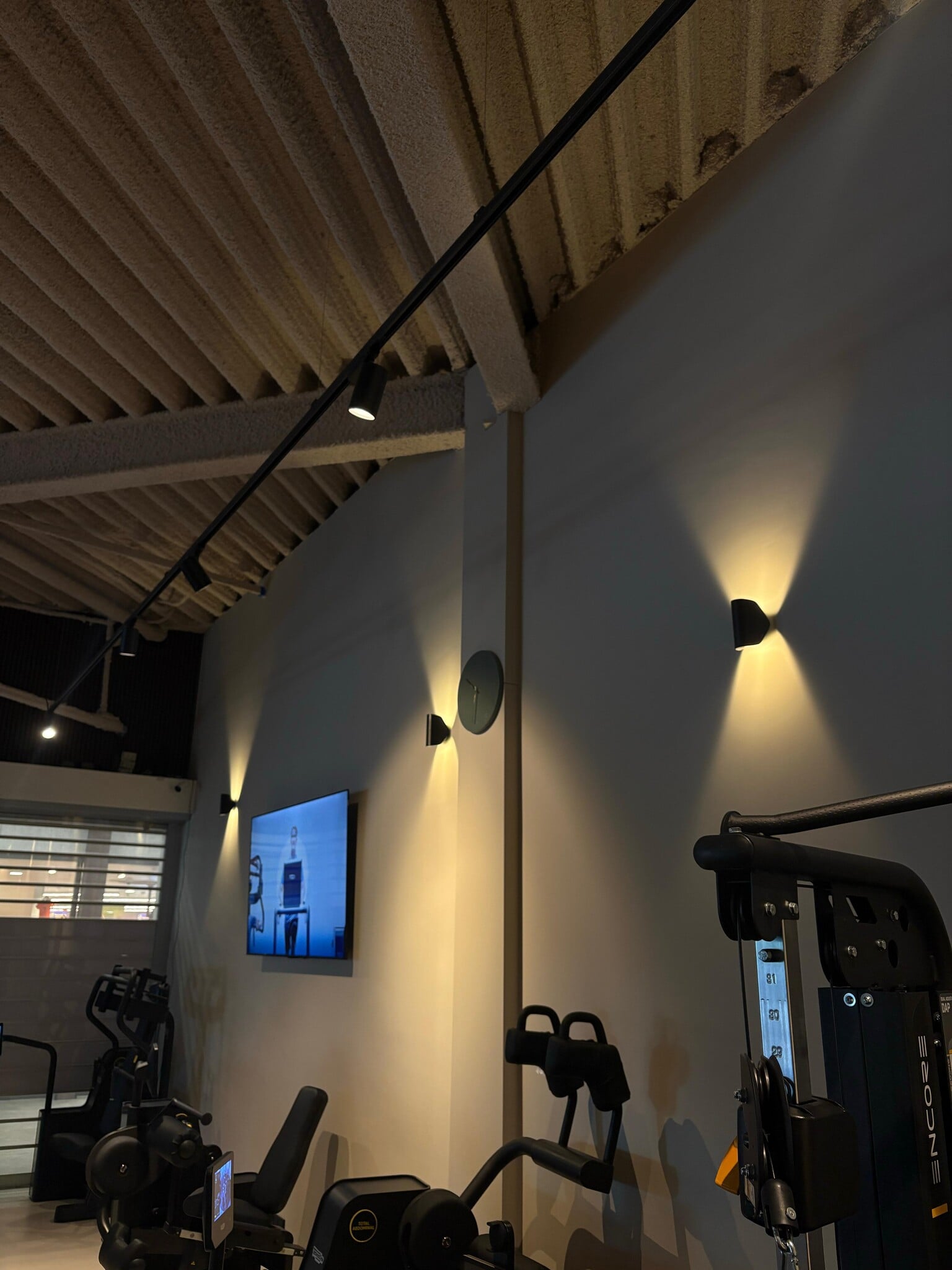 Sport Natural Amsterdam Upgrade: moderne fitnessruimte met LED-verlichting en fitnessapparatuur.