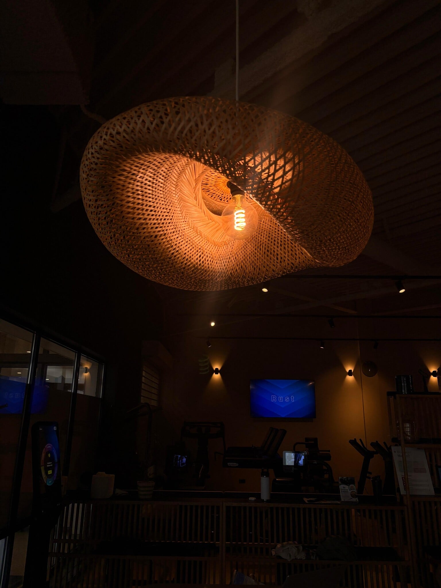 Sportstudio met moderne LED-verlichting en geweven hanglamp. voor Sport Natural Amsterdam Upgrade