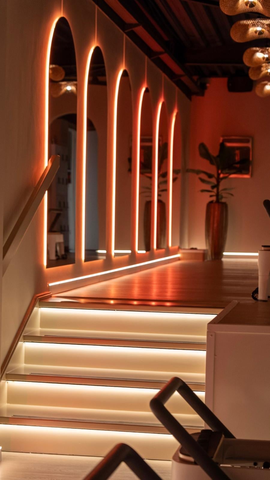 Projectaanzicht van Gebogen LED lichtlijnen voor pilates studio met indirecte LED-verlichting