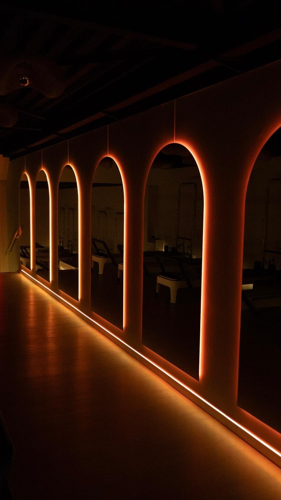 Gebogen LED lichtlijnen voor pilates studio met sfeervolle LED-accenten en een hoogwaardige afwerking