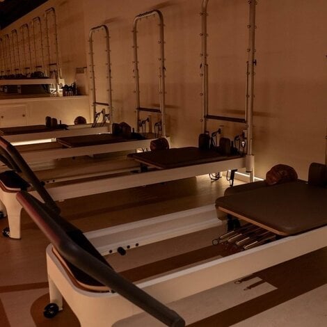 Gebogen LED lichtlijnen voor pilates studio