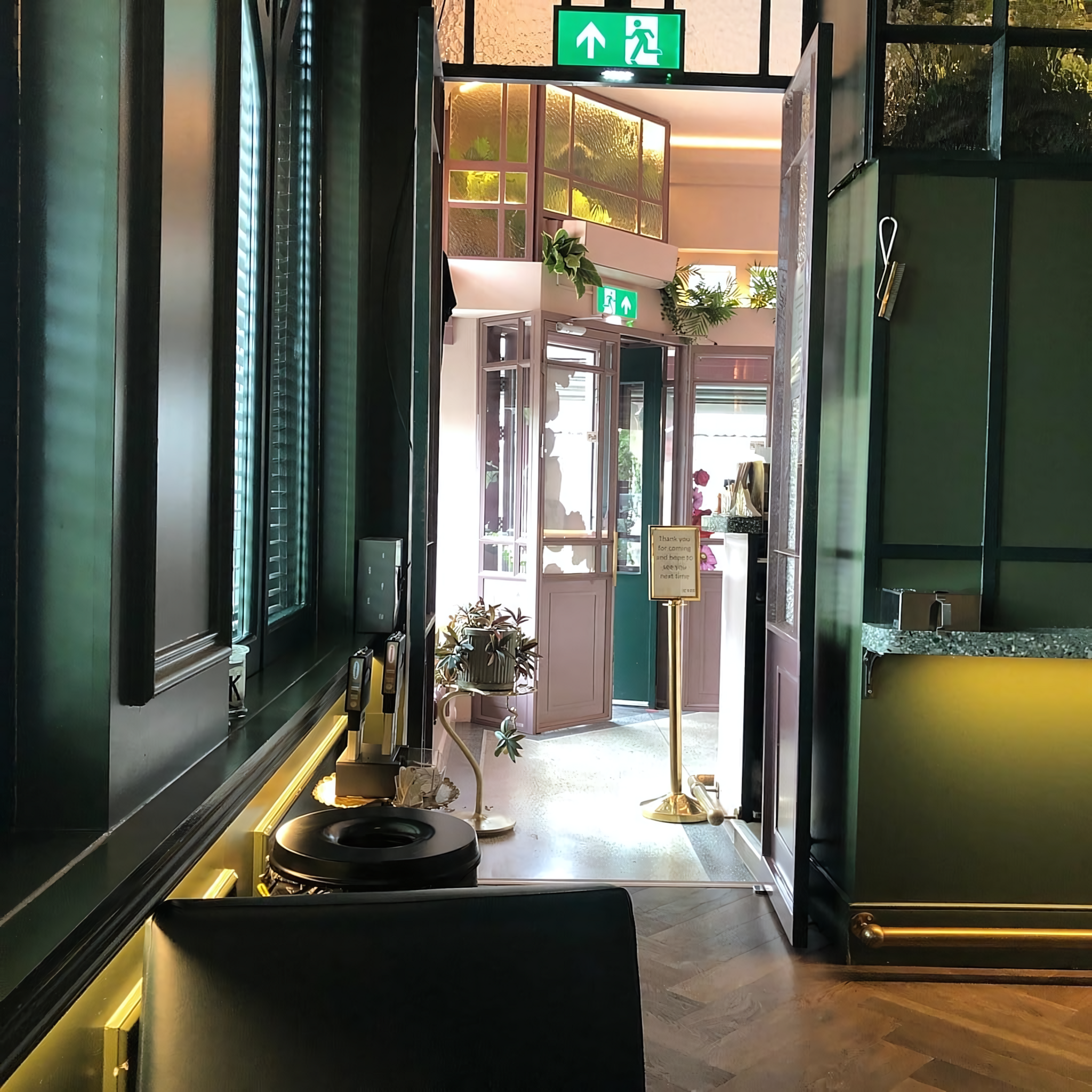Coffeeshop verlichting met LED strips met professionele LED-verlichting en strakke lichtlijnen
