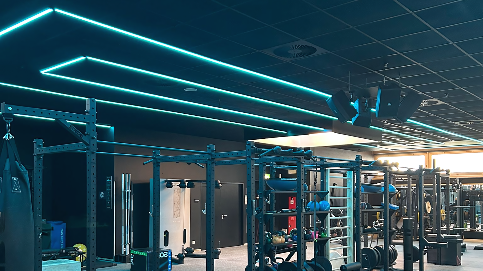 RGBWW LED-verlichting Kraftwerk Neuhof met professionele LED-verlichting en strakke lichtlijnen