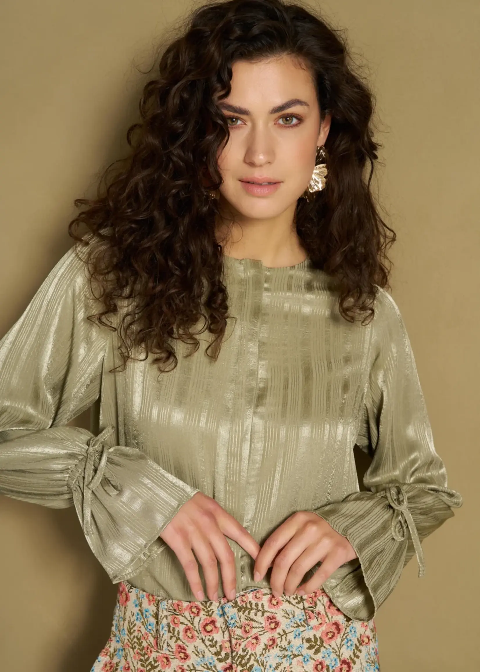 LOFTY MANNER Lofty Manner Hella Blouse RH06 – elegante satijnen blouse met relaxed fit
