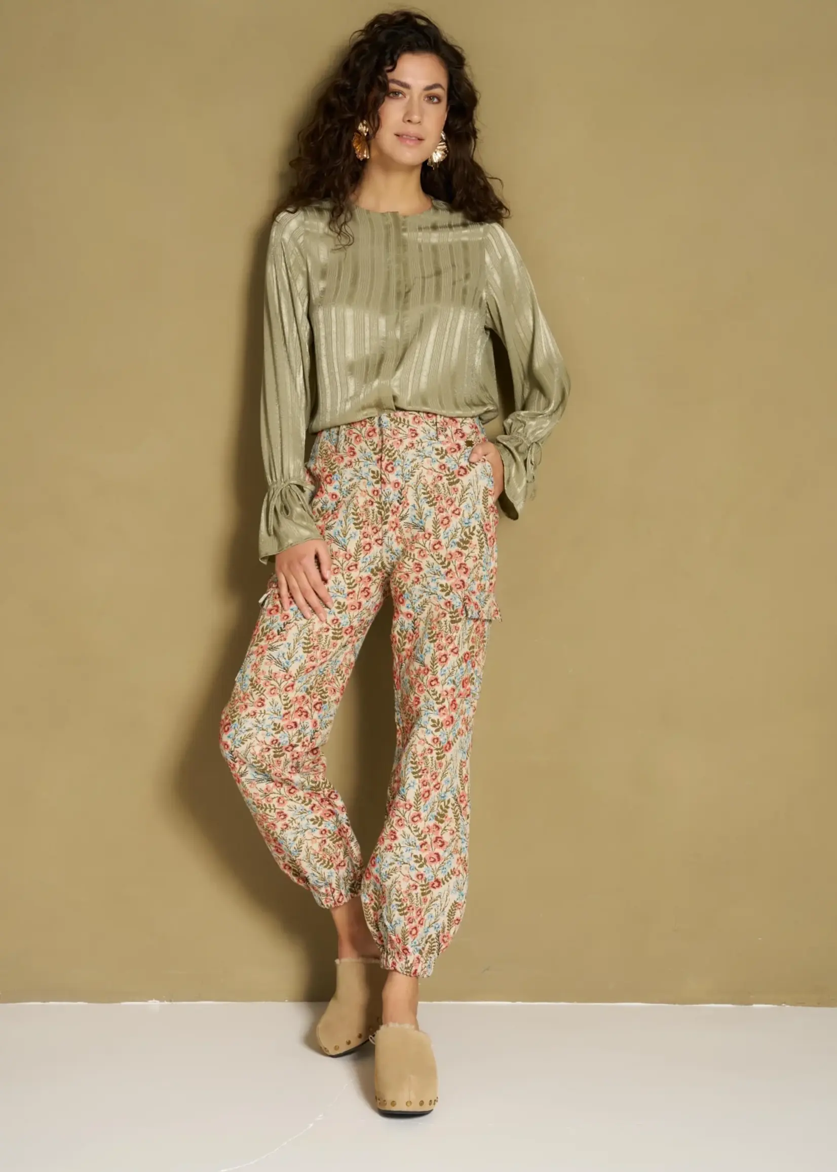 LOFTY MANNER Lofty Manner Hella Blouse RH06 – elegante satijnen blouse met relaxed fit