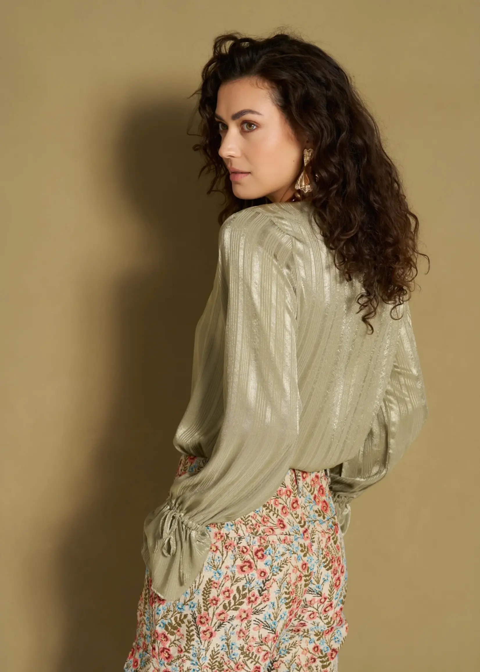 LOFTY MANNER Lofty Manner Hella Blouse RH06 – elegante satijnen blouse met relaxed fit