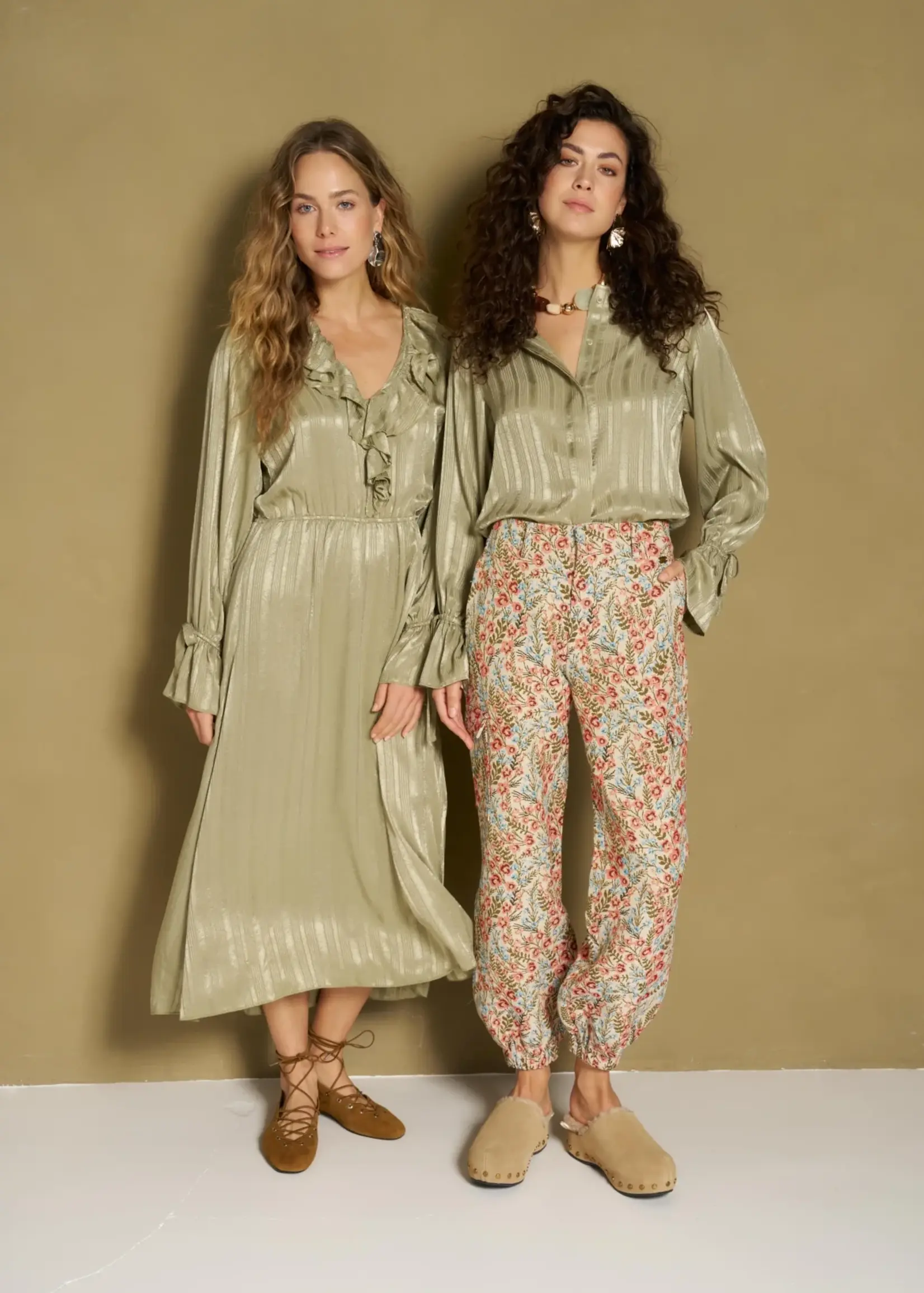 LOFTY MANNER Lofty Manner Hella Blouse RH06 – elegante satijnen blouse met relaxed fit