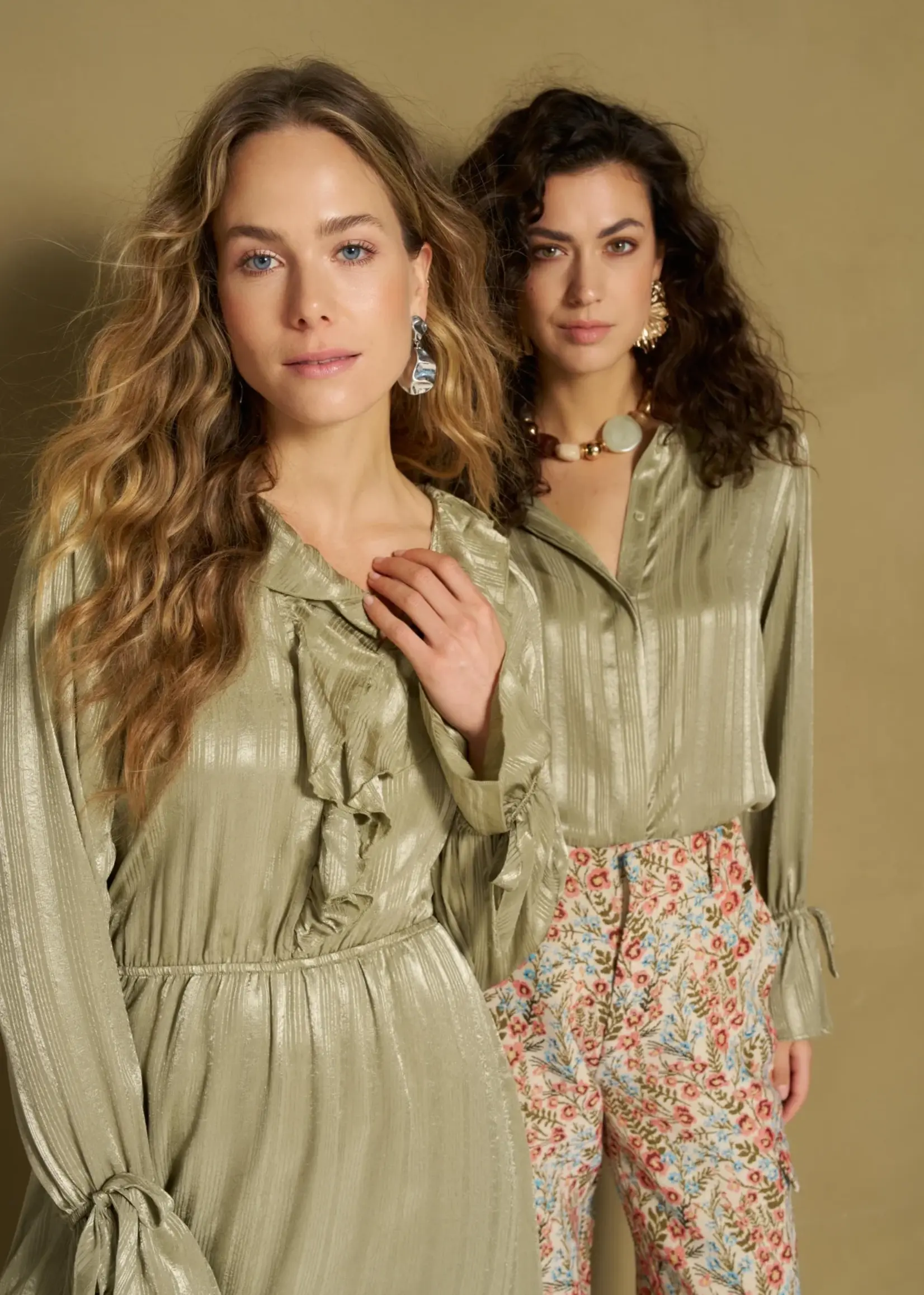 LOFTY MANNER Lofty Manner Hella Blouse RH06 – elegante satijnen blouse met relaxed fit