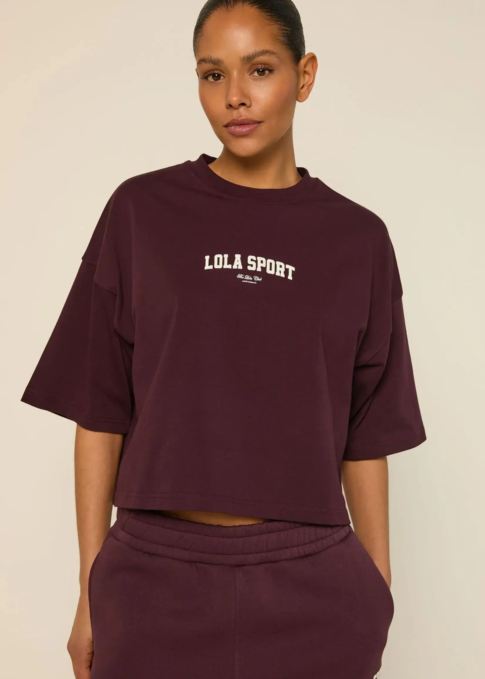 THE LOLA CLUB The Lola Club Stella Tee Mulberry Wine – dames T-shirt in donkerrood