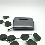 Petit porte-monnaie argenté foncé