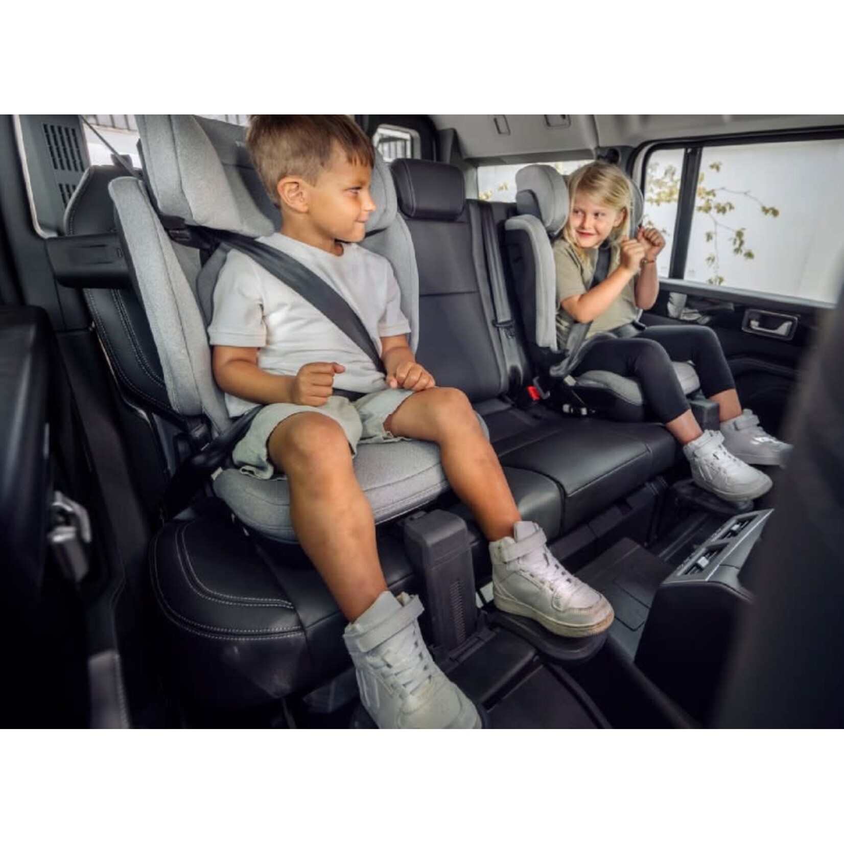 Thule Thule - Palm kinderautostoel - black + voetensteun (bestellen voor 1 juni 2026)