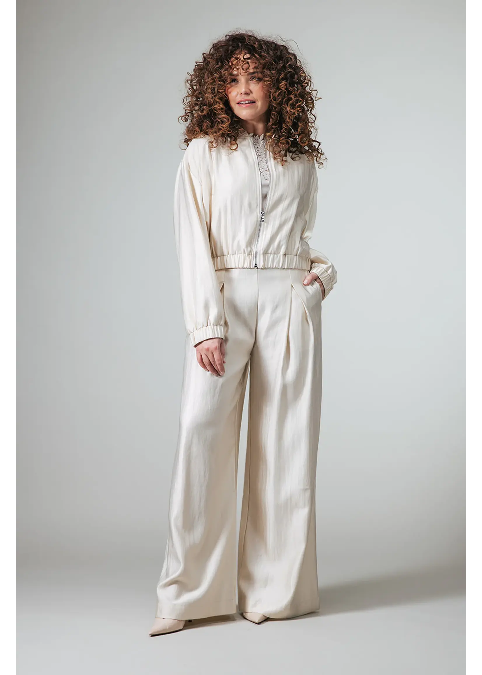 LABEL DOT LABEL DOT LARISSA 2617003