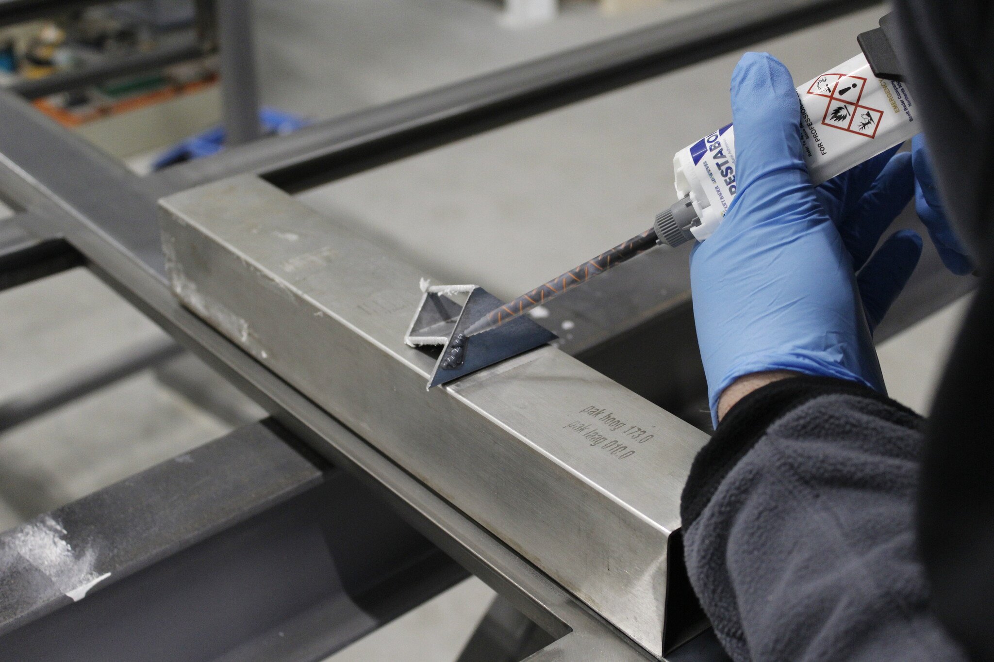 Metaal verlijmen: wanneer is lijmen beter dan lassen? 