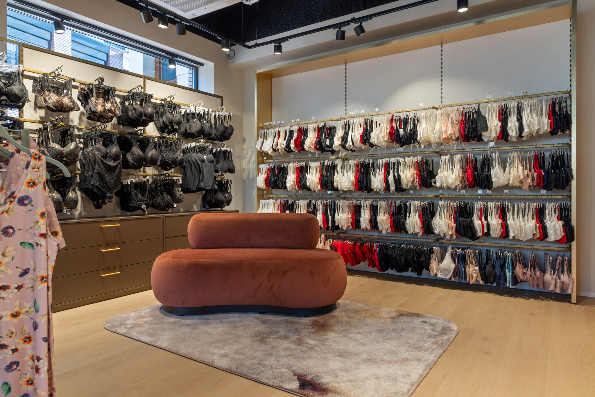 Grote collectie basis bh's in de fysieke winkel van Koning Bodyfashion in Oss Nederland