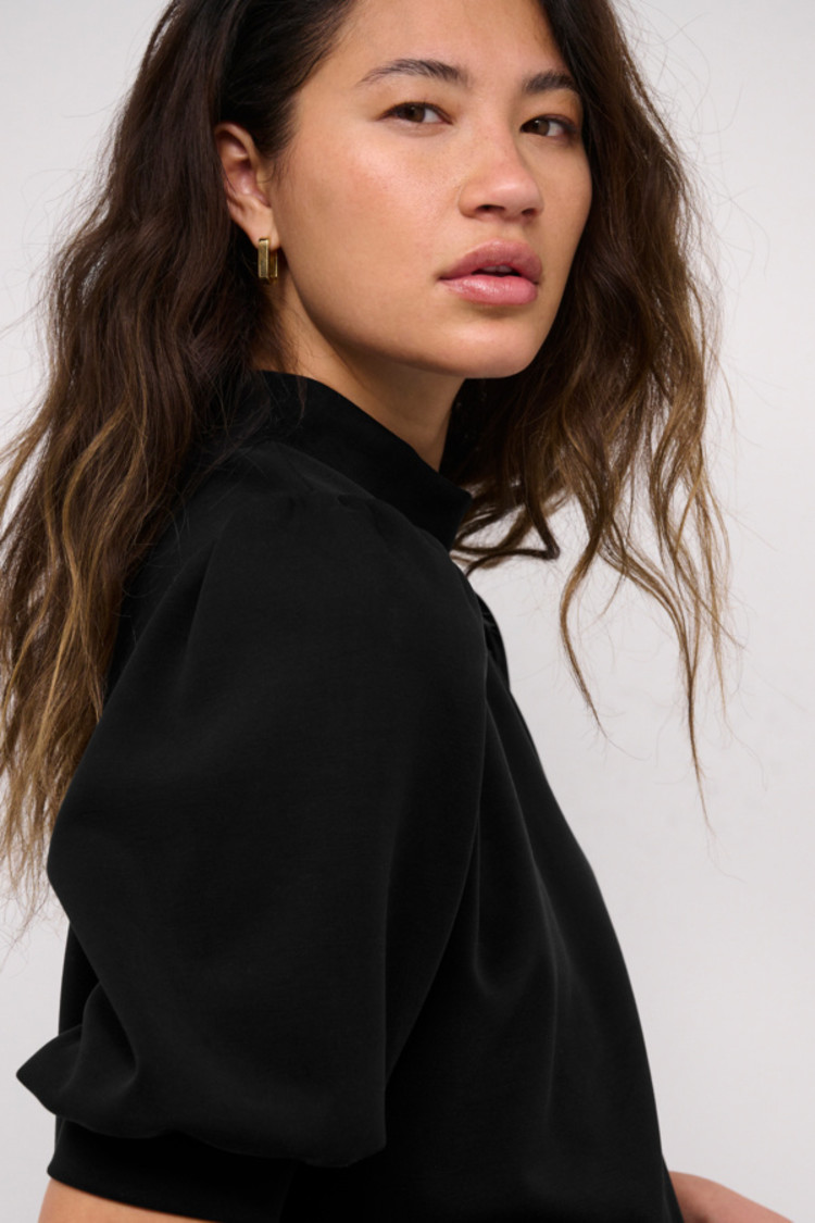 My Essential Wardrobe Top The Puff Blouse Zwart