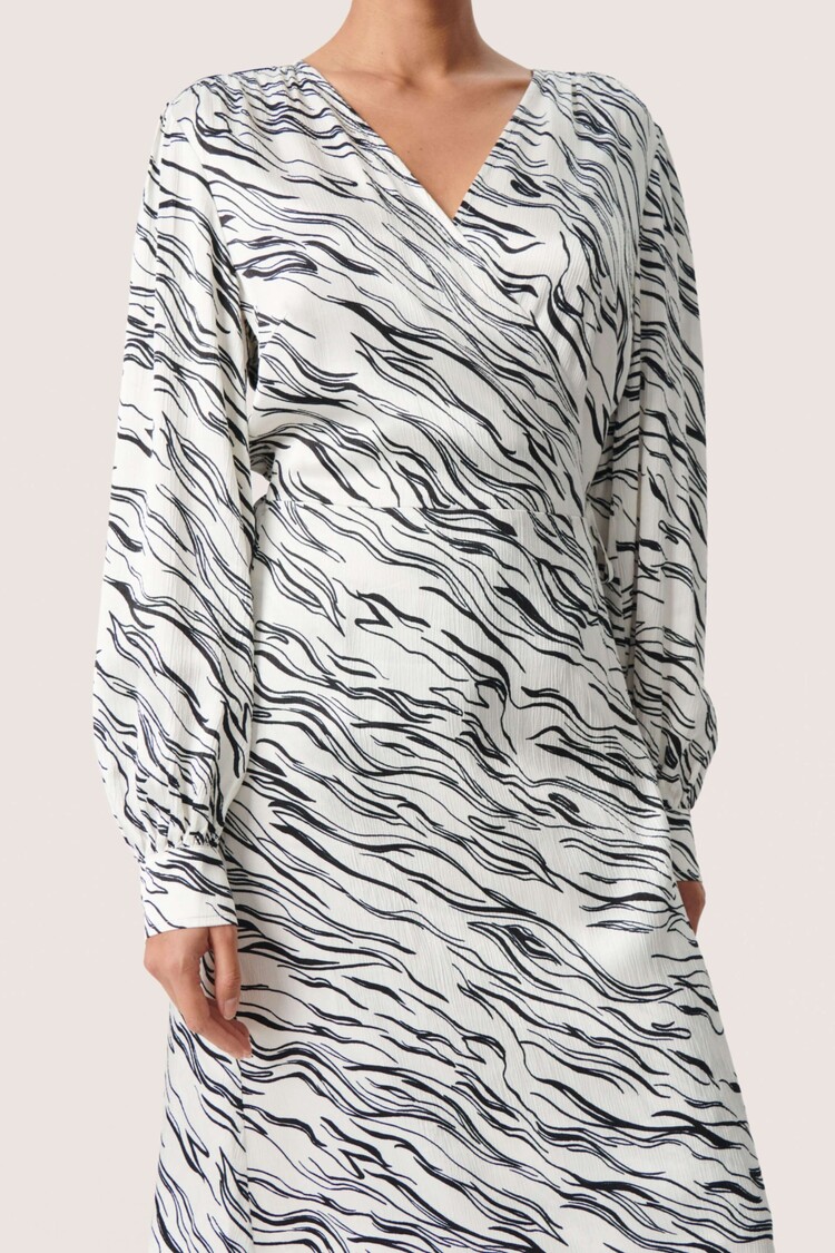 Soaked in Luxury Wikkeljurk Vinka Studio Wit/Zwart