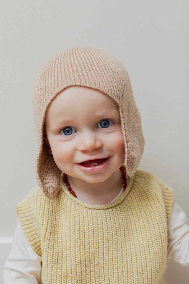 Hvid Muts met Oorkleppen Irma - Sand 6-12M